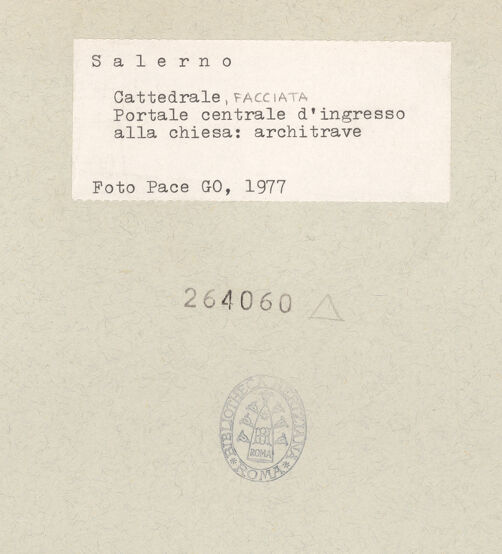 Rückseite von Pace [https://www.deutsche-digitale-bibliothek.de/content/lizenzen/rv-ez/] Mittleres PortalArchitrav mit Inschrift - Detail mit Inschrift, mittlere Teil, bh264060_recto. Foto: Pace, Valentino.