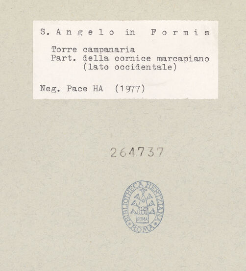 Rückseite von Pace, Valentino [https://www.deutsche-digitale-bibliothek.de/content/lizenzen/rv-fz/] Ornamentale Gesimse des CampanileGurtgesims mit vier Ornamentzonen (Typ 1b: Sima mit Rankenfries, ionisches Kyma, seilartiges Ornament und Zahnschnitt) - Ostseite, zentraler Abschnitt, bh264737_recto. Foto: Pace, Valentino.