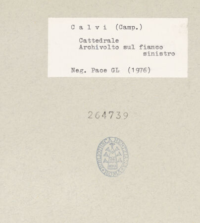 Rückseite von Pace, Valentino [https://www.deutsche-digitale-bibliothek.de/content/lizenzen/rv-ez/] Portal zum Nordseitenschiff - Rechte Konsole, bh264739_recto. Foto: Pace, Valentino.