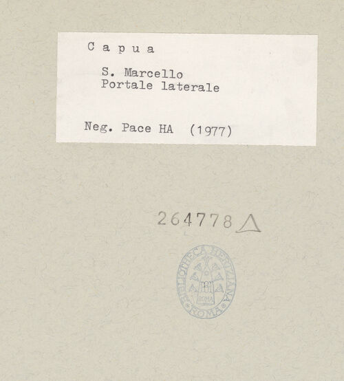 Rückseite von Pace, Valentino [https://www.deutsche-digitale-bibliothek.de/content/lizenzen/rv-ez/] Seitenportal mit alttestamentlichen SzenenArchivolte und Türsturz - Gesamtansicht, bh264778_recto. Foto: Pace, Valentino.