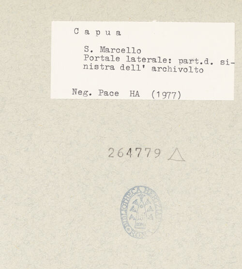 Rückseite von Pace, Valentino [https://www.deutsche-digitale-bibliothek.de/content/lizenzen/rv-ez/] Seitenportal mit alttestamentlichen SzenenArchivolte und Türsturz - Detail: Linke Archivoltenkonsole, bh264779_recto. Foto: Pace, Valentino.