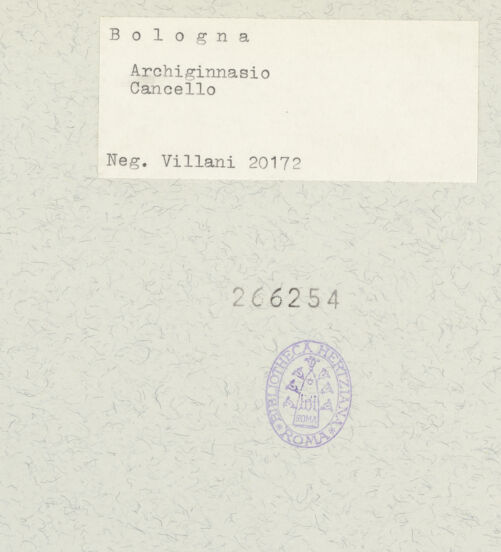 Rückseite von Alinari [https://www.deutsche-digitale-bibliothek.de/content/lizenzen/rv-ez/] Gittereingang - Gesamtansicht, bh266254_recto. Foto: Villani.