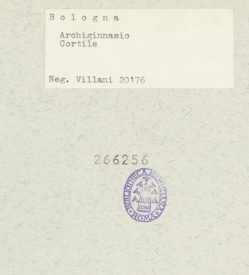 Rückseite von Alinari [https://www.deutsche-digitale-bibliothek.de/content/lizenzen/rv-ez/] Archiginnasio - Südöstliche Ecke und Südfassade, bh266256_recto. Foto: Villani.