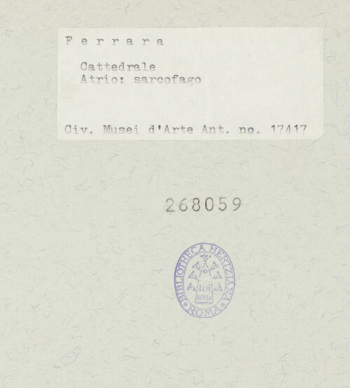 Rückseite von Musei Civici di Arte Antica, Ferrara [https://www.deutsche-digitale-bibliothek.de/content/lizenzen/rv-ez/] Sarkophag mit Traditio Legis (Der thronende Christus und die Apostel) - Rechte Seite, bh268059_recto. Foto.