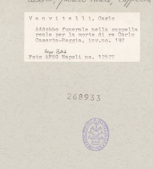 Rückseite von Sopr. BAS NA [https://www.deutsche-digitale-bibliothek.de/content/lizenzen/rv-ez/] Veduta della Real Cappella col Monumento Sepolcrale ed apparato funebre nell'anno della celebrazione de' funerali del Monarca delle Spagne Carlo III di Gloriosa Memoria - Descrizione - Gesamtansicht, bh268933_recto. Foto.