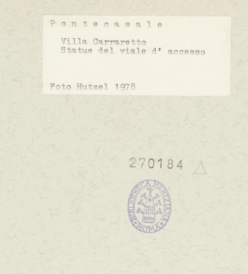 Rückseite von Hutzel, Max [https://www.deutsche-digitale-bibliothek.de/content/lizenzen/rv-ez/] Mythologische Gartenfiguren - Rechts der Zufahrt: drei Statuen, darunter Bacchus und Venus, bh270184_recto. Foto: Hutzel, Max.