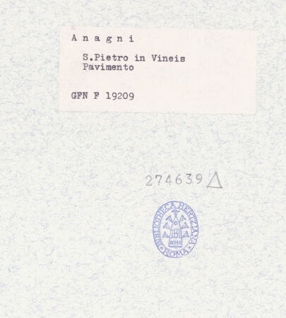 Rückseite von ICCD [https://www.deutsche-digitale-bibliothek.de/content/lizenzen/rv-ez/] Fußboden des Presbyteriums - Detail, bh274639_recto. Foto.