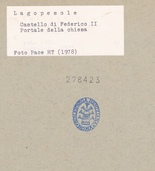 Rückseite von Pace, Valentino [https://www.deutsche-digitale-bibliothek.de/content/lizenzen/rv-ez/] Castello di LagopesoleBurgkapelle - Portal, bh278423_recto. Foto: Pace, Valentino.