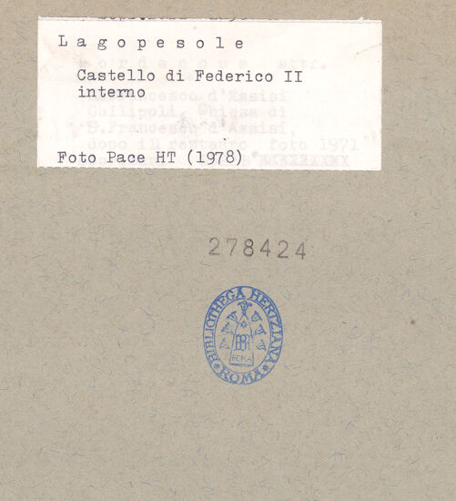 Rückseite von Pace, Valentino [https://www.deutsche-digitale-bibliothek.de/content/lizenzen/rv-ez/] Castello di LagopesoleGroßer (nördlicher) Hof - Nordöstliche Ecke, bh278424_recto. Foto: Pace, Valentino.