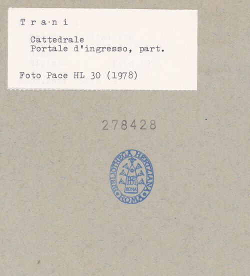 Rückseite von Pace, Valentino [https://www.deutsche-digitale-bibliothek.de/content/lizenzen/rv-ez/] HauptportalLöwen als Tragfiguren und Atlanten - Linker Löwe, bh278428_recto. Foto: Pace, Valentino.