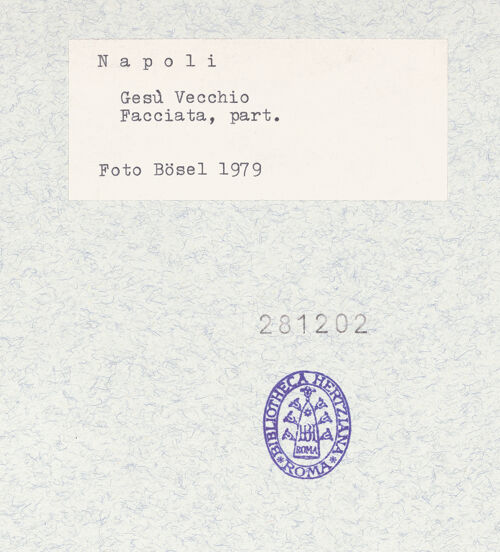 Rückseite von Bösel, Richard [https://www.deutsche-digitale-bibliothek.de/content/lizenzen/rv-fz/] Chiesa del Gesù Vecchio - Fassade, Teilansicht, bh281202_recto. Foto: Bösel, Richard.