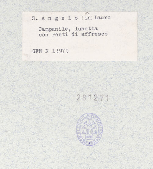 Rückseite von ICCD [https://www.deutsche-digitale-bibliothek.de/content/lizenzen/rv-fz/] Sant'Angelo di Lauro - Blick in Richtung Apsis vom Turm (vor der Restaurierung), bh281271_recto. Foto.