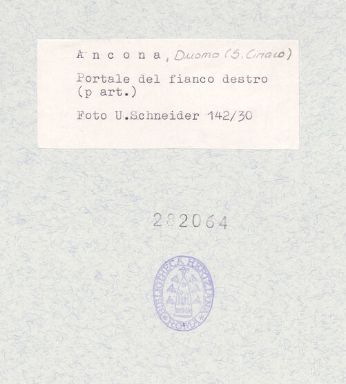 Rückseite von Schneider, U. [https://www.deutsche-digitale-bibliothek.de/content/lizenzen/rv-ez/] Archivolte, Detail, bh282064_recto. Foto: Schneider, U..