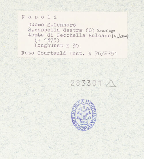 Rückseite von Courtauld Institute of Art [https://www.deutsche-digitale-bibliothek.de/content/lizenzen/rv-ez/] Grabmäler der Familie CaraccioloSarkophagfront der Cecchella Vulcano (gest. 1373) - Gesamtansicht, bh283301_recto. Foto.