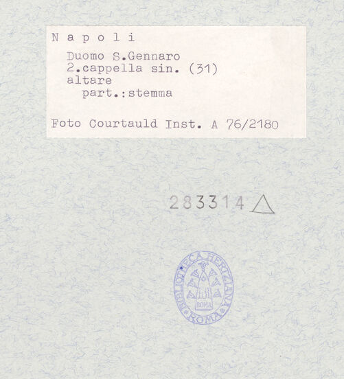 Rückseite von Courtauld Institute of Art [https://www.deutsche-digitale-bibliothek.de/content/lizenzen/rv-ez/] Altar des heiligen Thomas - Sockel mit Wappen links, Detail, bh283314_recto. Foto.