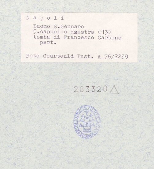 Rückseite von Courtauld Institute of Art [https://www.deutsche-digitale-bibliothek.de/content/lizenzen/rv-ez/] Grabmal des Kardinals Francesco Carbone (gest. 1405)Madonna, Heilige und Stifter - Gesamtansicht, bh283320_recto. Foto.