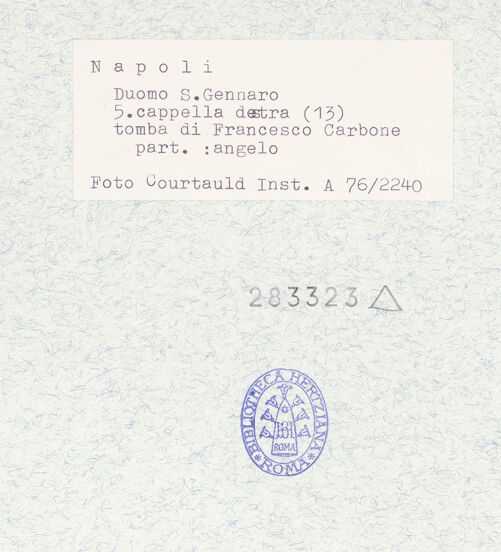 Rückseite von Courtauld Institute of Art [https://www.deutsche-digitale-bibliothek.de/content/lizenzen/rv-ez/] Grabmal des Kardinals Francesco Carbone (gest. 1405)Liegefigur und Begräbniszeremonie - Detail: Engel, die einen Vorhang halten, bh283323_recto. Foto.