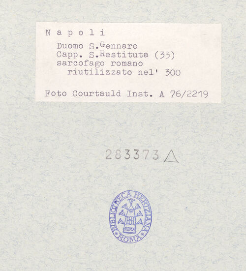 Rückseite von Courtauld Institute of Art [https://www.deutsche-digitale-bibliothek.de/content/lizenzen/rv-ez/] Grabmal mit römischem Sarkophag - Liegefigur, bh283373_recto. Foto.