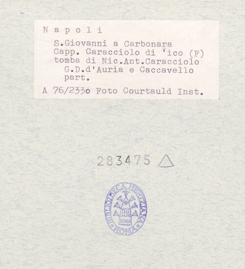 Rückseite von Courtauld Institute of Art [https://www.deutsche-digitale-bibliothek.de/content/lizenzen/rv-ez/] Grabmal des Nicola Antonio Caracciolo (gest. 1544)Sarkophag und Basis mit Tritonen - Rechter Triton, bh283475_recto. Foto.