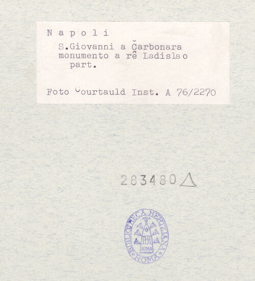 Rückseite von Courtauld Institute of Art [https://www.deutsche-digitale-bibliothek.de/content/lizenzen/rv-ez/] Grabmal des Königs Ladislaus (gest. 1414)Bogen, Grabkammer und SarkophagMadonna zwischen den heiligen Johannes dem Täufer und Augustinus - Gesamtansicht, bh283480_recto. Foto.