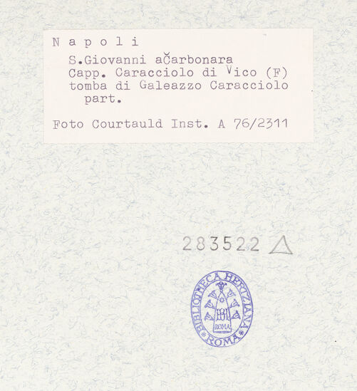 Rückseite von Courtauld Institute of Art [https://www.deutsche-digitale-bibliothek.de/content/lizenzen/rv-ez/] Grabmal des Galeazzo CaraccioloFiguren (Genii?) mit Tropaion - Linke Figur (Genius?), bh283522_recto. Foto.