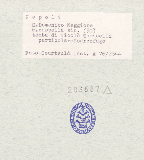 Rückseite von Courtauld Institute of Art [https://www.deutsche-digitale-bibliothek.de/content/lizenzen/rv-ez/] Grabmal des Nicola Tomacelli (gest. 1473) - Sarkophagfront, Maria, bh283687_recto. Foto.