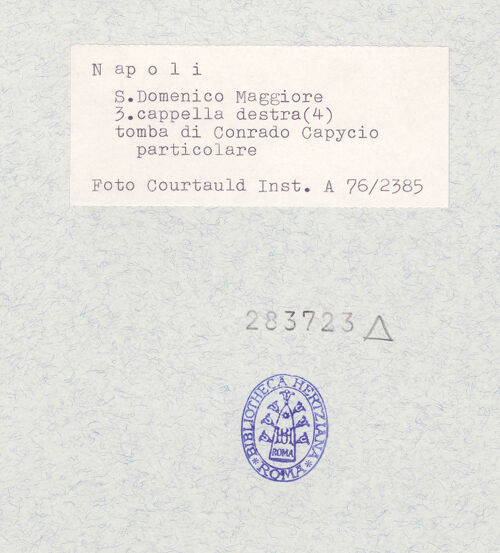 Rückseite von Courtauld Institute of Art [https://www.deutsche-digitale-bibliothek.de/content/lizenzen/rv-ez/] Grabmal des Corrado Capece (Conradus Capycius, gest. 1615) - Putto rechts, bh283723_recto. Foto.