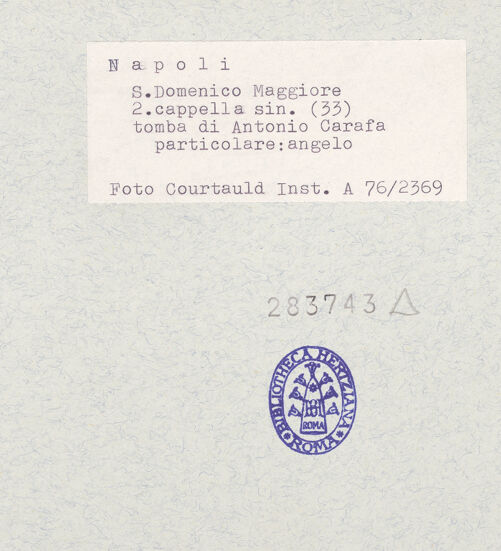 Rückseite von Courtauld Institute of Art [https://www.deutsche-digitale-bibliothek.de/content/lizenzen/rv-ez/] Grabmal des Antonio Carafa, genannt Malizia (gest. 1438)Engel und Liegefigur - Engel links, bh283743_recto. Foto.