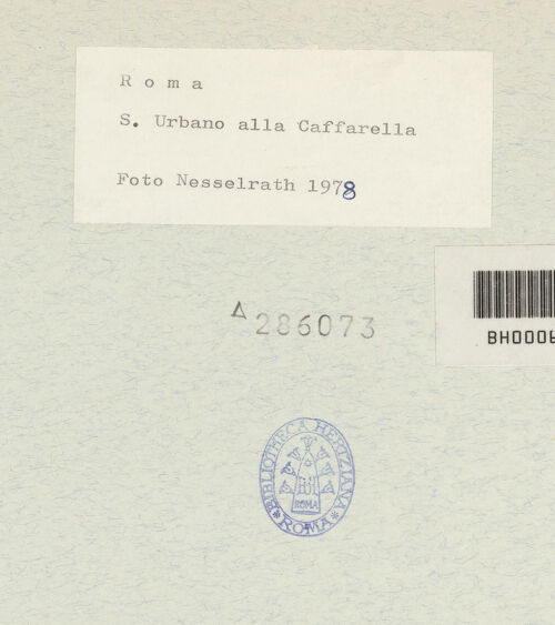 Rückseite von Nesselrath, Arnold [https://www.deutsche-digitale-bibliothek.de/content/lizenzen/rv-ez/] Sant'Urbano alla Caffarella - Detail: Tropaia-Fries, bh286073_recto. Foto: Nesselrath, Arnold.