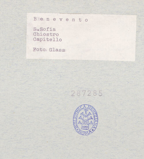 Rückseite von Glass, Dorothy [https://www.deutsche-digitale-bibliothek.de/content/lizenzen/rv-ez/] Kapitell 01; Kapitell 02 (Giess, 1959; Naldi, 1990) - Kapitell 2, bh287285_recto. Foto: Glass, Dorothy.