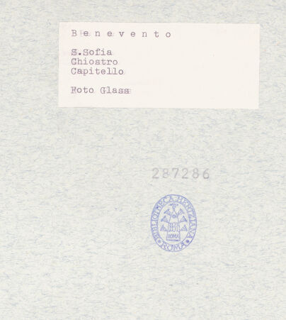 Rückseite von Glass, Dorothy [https://www.deutsche-digitale-bibliothek.de/content/lizenzen/rv-ez/] Kapitell 20 (Giess, 1959; Naldi, 1990) - Kapitell 20, bh287286_recto. Foto: Glass, Dorothy.