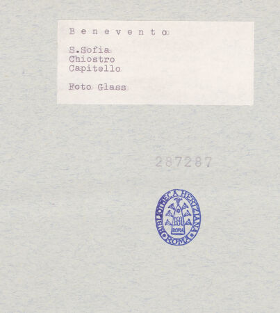 Rückseite von Glass, Dorothy [https://www.deutsche-digitale-bibliothek.de/content/lizenzen/rv-ez/] Kapitell 21 (Giess, 1959; Naldi, 1990) - Kapitell 21, bh287287_recto. Foto: Glass, Dorothy.