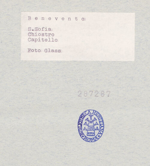 Rückseite von Glass, Dorothy [https://www.deutsche-digitale-bibliothek.de/content/lizenzen/rv-ez/] Kapitell 21 (Giess, 1959; Naldi, 1990) - Kapitell 21, bh287287_recto. Foto: Glass, Dorothy.