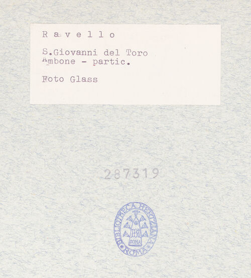 Rückseite von Glass, Dorothy [https://www.deutsche-digitale-bibliothek.de/content/lizenzen/rv-ez/] Lesepult, Detail: Johannes der Evangelist, bh287319_recto. Foto: Glass, Dorothy.