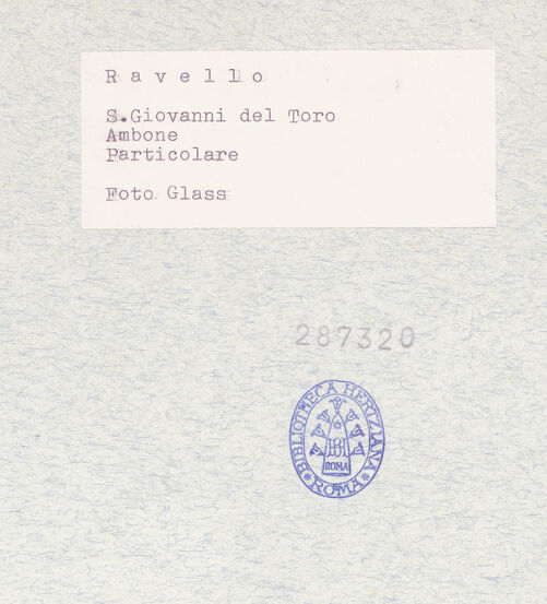 Rückseite von Glass, Dorothy [https://www.deutsche-digitale-bibliothek.de/content/lizenzen/rv-ez/] Gesims, bh287320_recto. Foto: Glass, Dorothy.