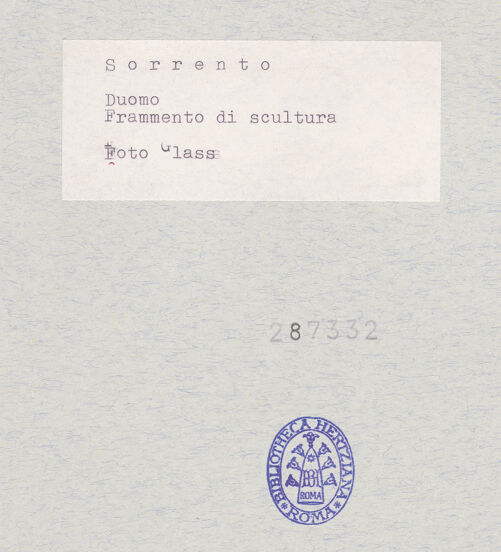 Rückseite von Glass, Dorothy [https://www.deutsche-digitale-bibliothek.de/content/lizenzen/rv-ez/] Greifen und Vögel - Gesamtansicht, bh287332_recto. Foto: Glass, Dorothy.