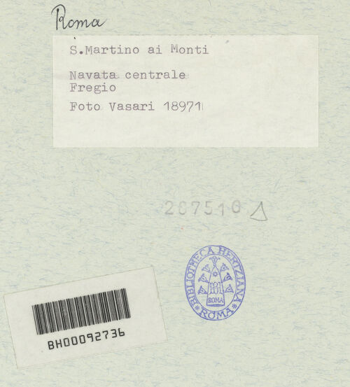 Rückseite von Vasari [https://www.deutsche-digitale-bibliothek.de/content/lizenzen/rv-ez/] Fries mit liturgischem Gerät, Marterwerkzeugen und religiös-symbolischen Objekten aus dem Alten und Neuen Testament - Linke Seite, Detail (v.l.n.r.): Medaillon mit dem Engel des Evangelisten Johannes, Waffen, Kreuz, Kelch mit Hostie, Wanne, Medaillon mit dem Adler des Johannes, bh287510_recto. Foto.