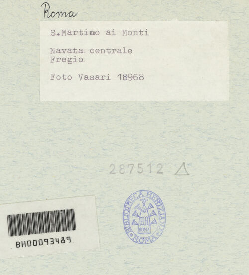 Rückseite von Vasari [https://www.deutsche-digitale-bibliothek.de/content/lizenzen/rv-ez/] Fries mit liturgischem Gerät, Marterwerkzeugen und religiös-symbolischen Objekten aus dem Alten und Neuen Testament - Rechte Seite, Detail (v.r.n.l.): Kopfbedeckung eines jüdischen Priesters (?), Säbel, Palme, Buch, Eselskiefer des Simson, gekreuzte Hämmer, Medaillon mit einem Drachen, bh287512_recto. Foto.