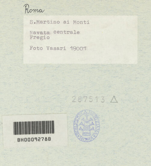 Rückseite von Vasari [https://www.deutsche-digitale-bibliothek.de/content/lizenzen/rv-ez/] Fries mit liturgischem Gerät, Marterwerkzeugen und religiös-symbolischen Objekten aus dem Alten und Neuen Testament - Linke Seite, Abschluss des Gebälks, Detail (v.l.n.r.): Goldenes Kalb (?), Märtyrer mit Raubtieren in der Arena, Blumenkranz, Lamm Gottes, bh287513_recto. Foto.