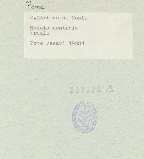 Rückseite von Vasari [https://www.deutsche-digitale-bibliothek.de/content/lizenzen/rv-ez/] Fries mit liturgischem Gerät, Marterwerkzeugen und religiös-symbolischen Objekten aus dem Alten und Neuen Testament - Linke Seite, Detail (v.l.n.r.): Priestergewand, Person in einem Sarkophag, Brunnen, Wagen, Goldenes Kalb (?), bh287520_recto. Foto.