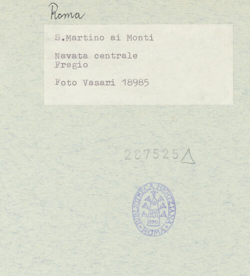 Rückseite von Vasari [https://www.deutsche-digitale-bibliothek.de/content/lizenzen/rv-ez/] Fries mit liturgischem Gerät, Marterwerkzeugen und religiös-symbolischen Objekten aus dem Alten und Neuen Testament - Eingangsseite links des Portals, Gebälk mit heraldischen Motiven, bh287525_recto. Foto.