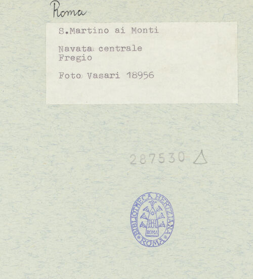 Rückseite von Vasari [https://www.deutsche-digitale-bibliothek.de/content/lizenzen/rv-ez/] Fries mit liturgischem Gerät, Marterwerkzeugen und religiös-symbolischen Objekten aus dem Alten und Neuen Testament - Linke Seite, Detail (v.l.n.r.): Medaillon mit dem Adler des Johannes, Häuser und Hügel (Einsiedelei?), Gabelkreuz, Schiff, Medaillon mit dem Stier des Lukas, bh287530_recto. Foto.