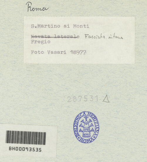 Rückseite von Vasari [https://www.deutsche-digitale-bibliothek.de/content/lizenzen/rv-ez/] Fries mit liturgischem Gerät, Marterwerkzeugen und religiös-symbolischen Objekten aus dem Alten und Neuen Testament - Eingangsseite rechts des Portals, Gebälk mit heraldischen Motiven, bh287531_recto. Foto.