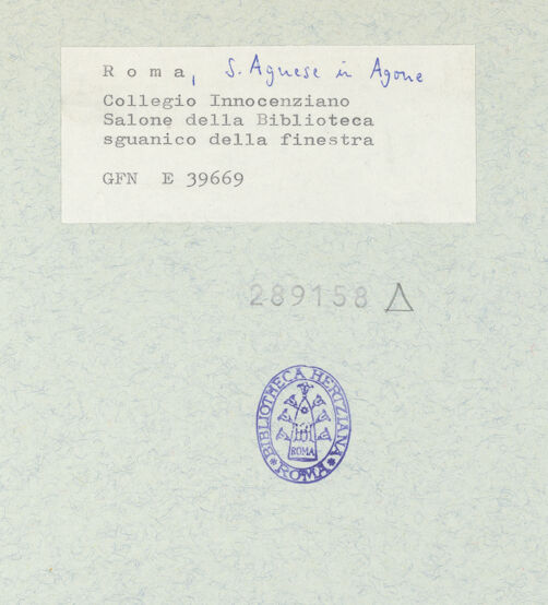 Rückseite von ICCD [https://www.deutsche-digitale-bibliothek.de/content/lizenzen/rv-ez/] Sant'Agnese in AgoneCollegio Innocenziano - Obergeschoss, Bibliothek, Fensterlaibung und Blick zum Vierströmebrunnen, bh289158_recto. Foto.