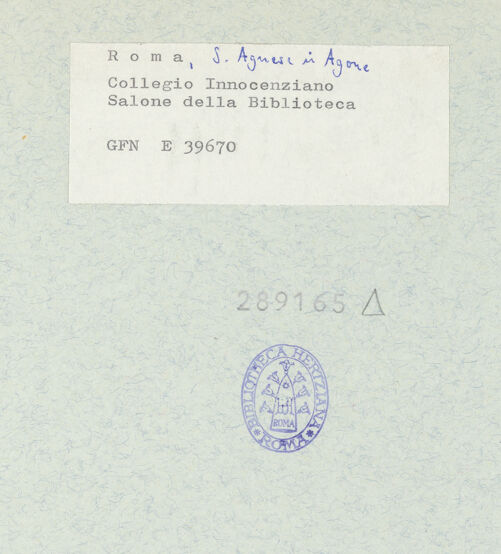 Rückseite von ICCD [https://www.deutsche-digitale-bibliothek.de/content/lizenzen/rv-ez/] Sant'Agnese in AgoneCollegio Innocenziano - Obergeschoss, Bibliothek, Teilansicht: Schmalwand mit Regalen und Wappen, bh289165_recto. Foto.