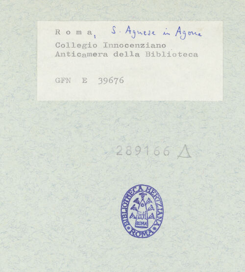 Rückseite von ICCD [https://www.deutsche-digitale-bibliothek.de/content/lizenzen/rv-ez/] Sant'Agnese in AgoneCollegio Innocenziano - Obergeschoss, Vorraum der Bibliothek, Ansicht einer Schmalwand, bh289166_recto. Foto.