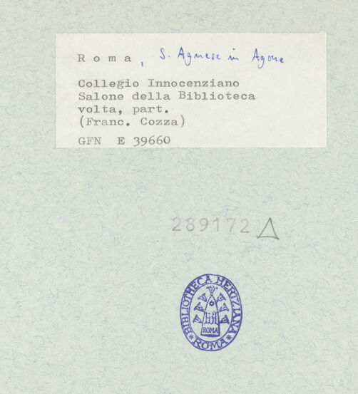 Rückseite von ICCD [https://www.deutsche-digitale-bibliothek.de/content/lizenzen/rv-ez/] Apotheose der Theologie - Detail: Putten mit den Papstinsignien, bh289172_recto. Foto.