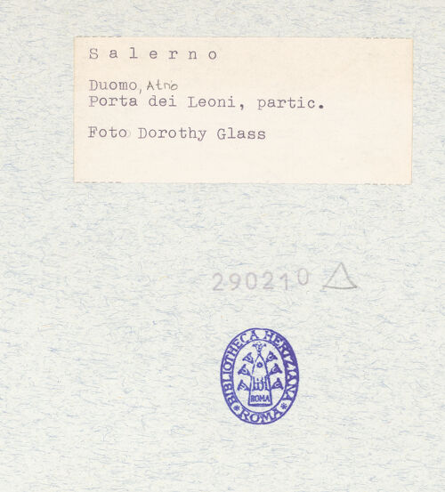 Rückseite von Glass, Dorothy [https://www.deutsche-digitale-bibliothek.de/content/lizenzen/rv-ez/] Porta dei Leoni (Portal des Atriums)Architrav mit Inschrift - Detail, Löwe, bh290210_recto. Foto: Glass, Dorothy.