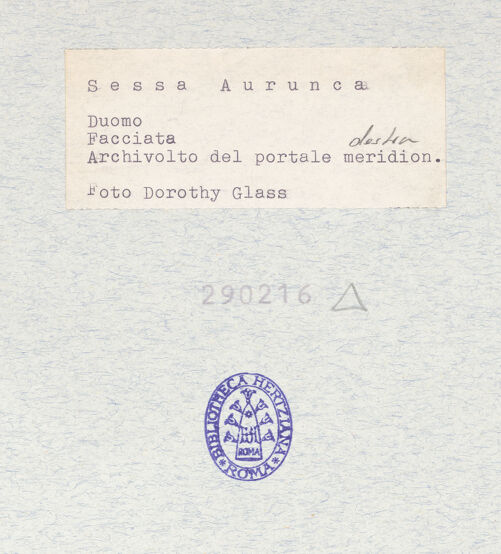 Rückseite von Glass, Dorothy [https://www.deutsche-digitale-bibliothek.de/content/lizenzen/rv-ez/] Rechtes Nebenportal - Archivolte, Detail: rechte Seite, bh290216_recto. Foto: Glass, Dorothy.