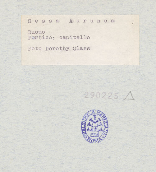 Rückseite von Glass, Dorothy [https://www.deutsche-digitale-bibliothek.de/content/lizenzen/rv-ez/] Pfeiler und KonsolenVierter ArkadenpfeilerKapitell mit zoomorphen Motiven - Gesamtansicht, bh290225_recto. Foto: Glass, Dorothy.